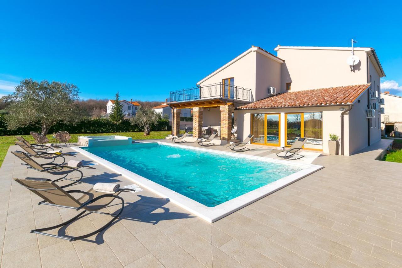 Relaxing Pool Villa Mattuzzi In Loborika Exterior foto